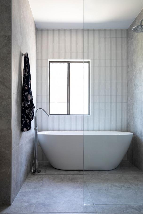 Round Freestanding Bath Spout and Hand Shower - Image 5