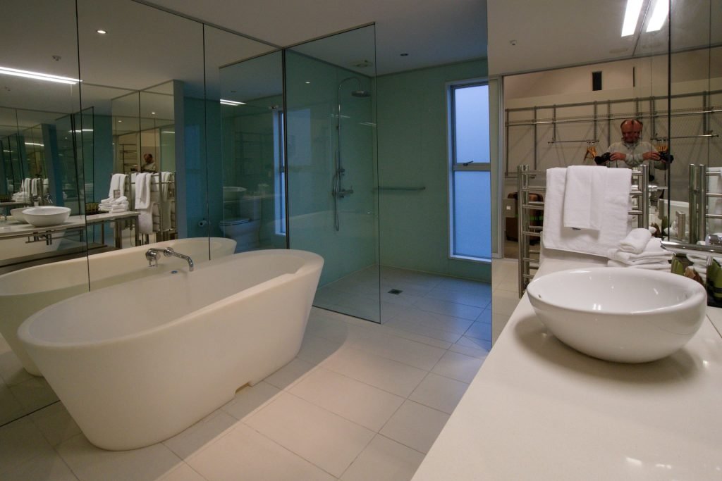 Compact 1000mm Bath Installation