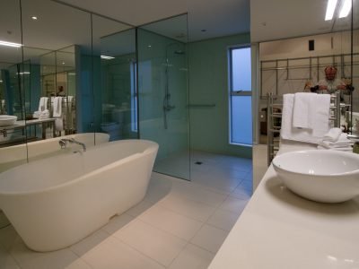 Compact 1000mm Bath Installation